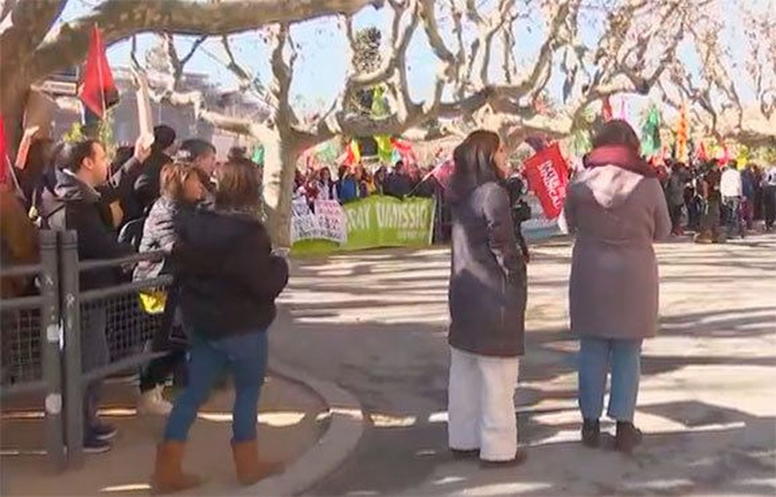Médicos, docentes, letrados y taxistas salen a la calle en Cataluña