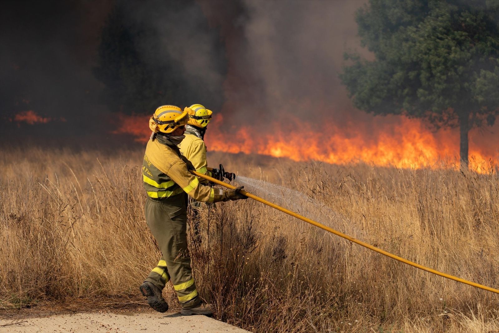 Trabajos de extinción para sofocar el incendio
