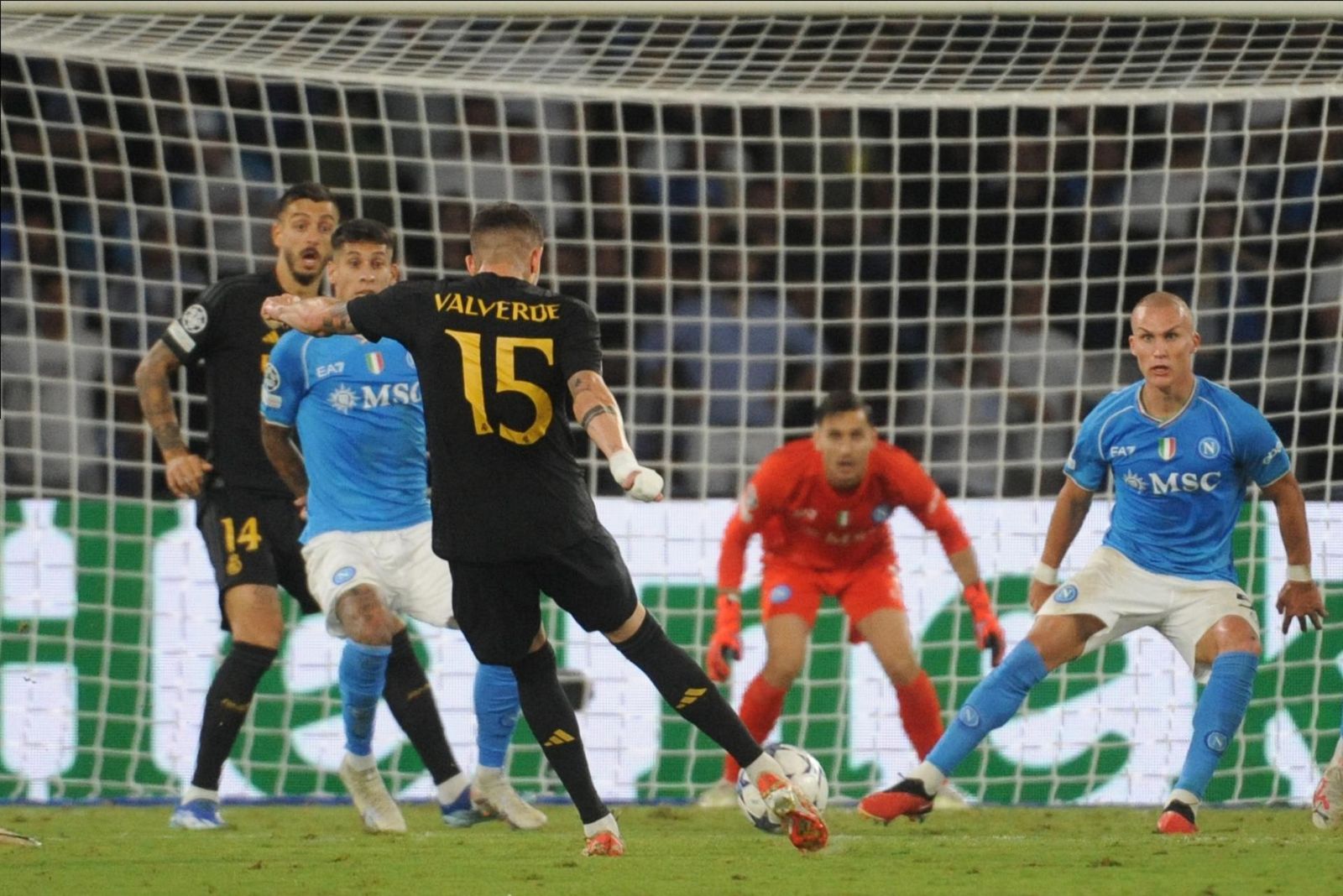 Valverde marca ante el Nápoles en partido de Champions League