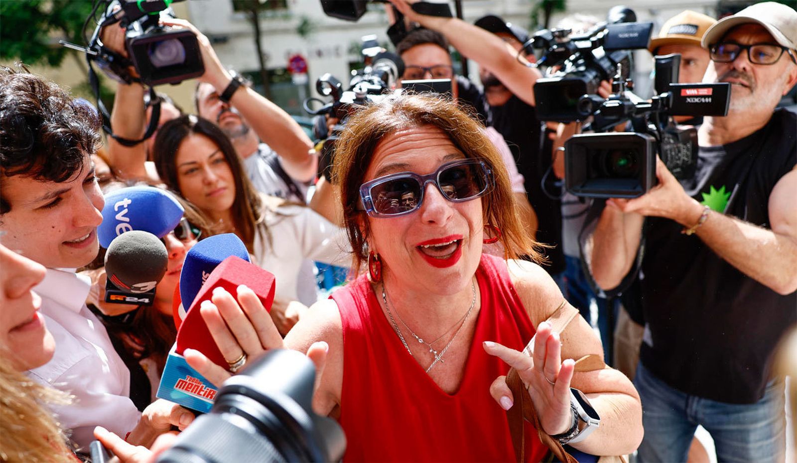 Leire Díez se da de baja del PSOE que  suspende su expediente informativo