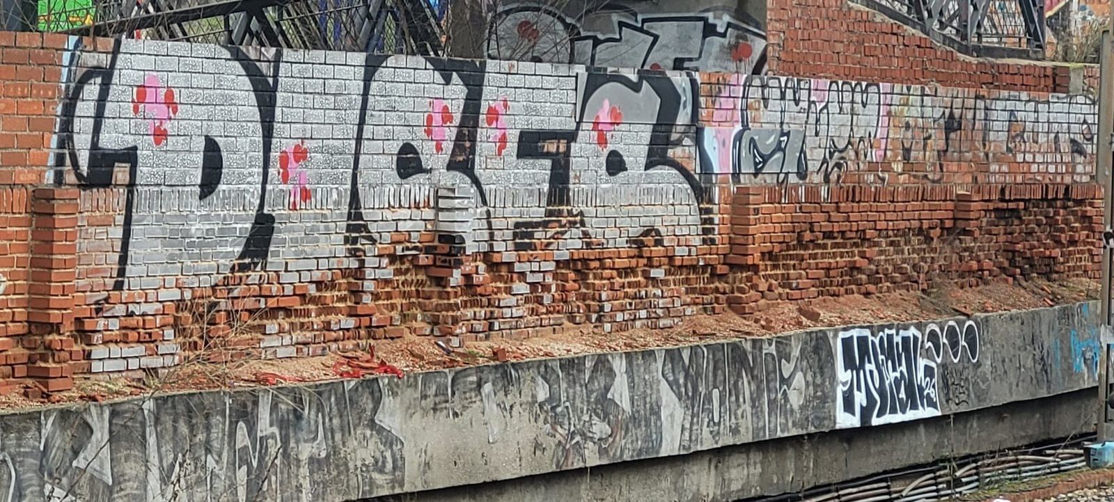 Denuncian el deterioro de los muros junto a las vías en Alcorcón Central