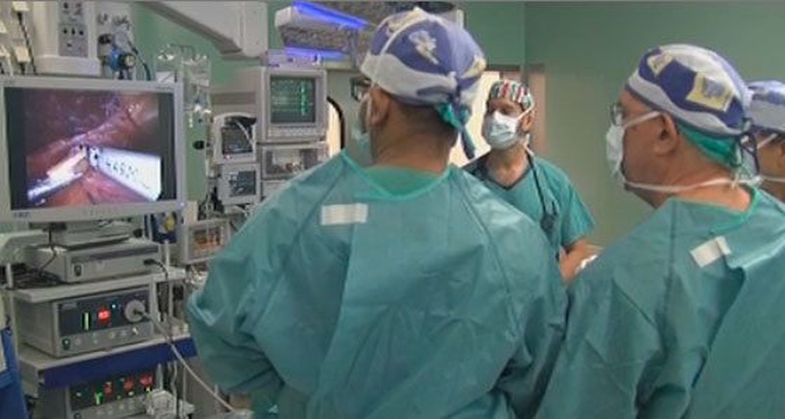 Dos cirugías a través de una sola incisión mínimamente invasiva