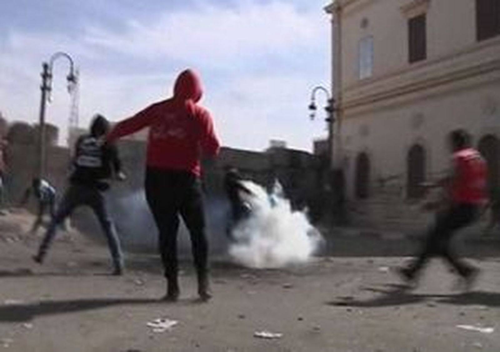 Al menos 16 heridos en choques entre manifestantes y policías en El Cairo