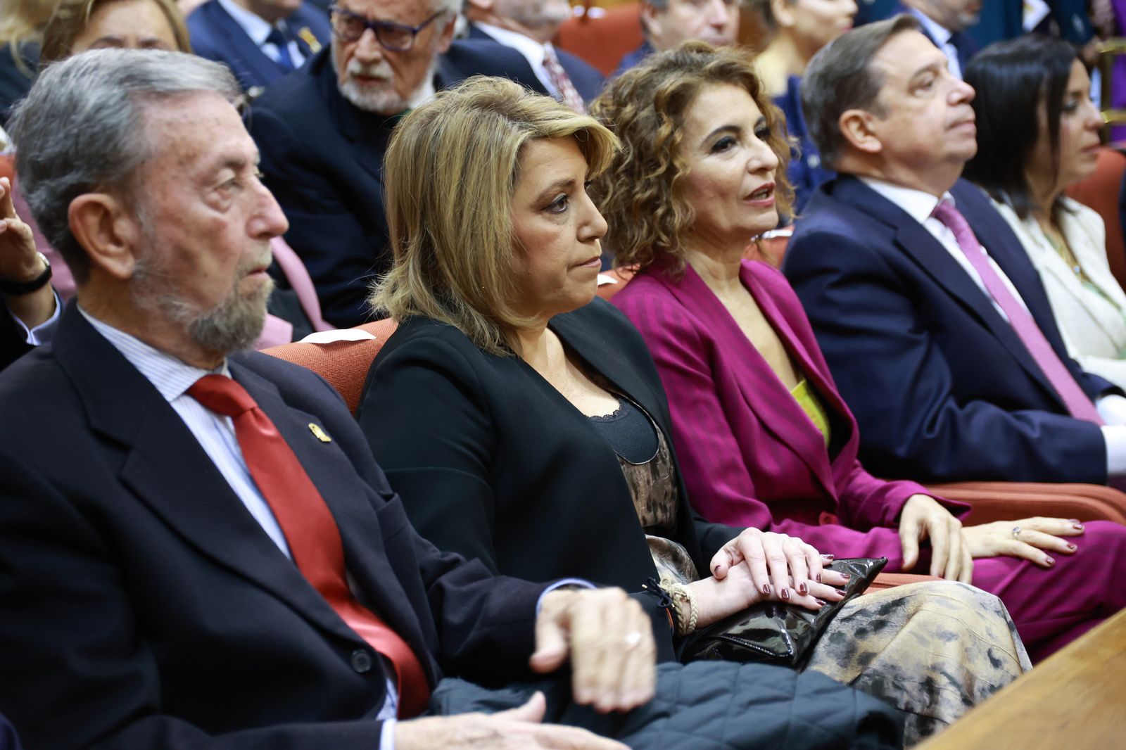 La secretaria general del PSOE de Andalucía, María Jesús Montero, y la expresidenta de Andalucía, Susana Díaz, asisten al pleno institucional del Parlamento andaluz con motivo del 28F. (Foto de archivo).