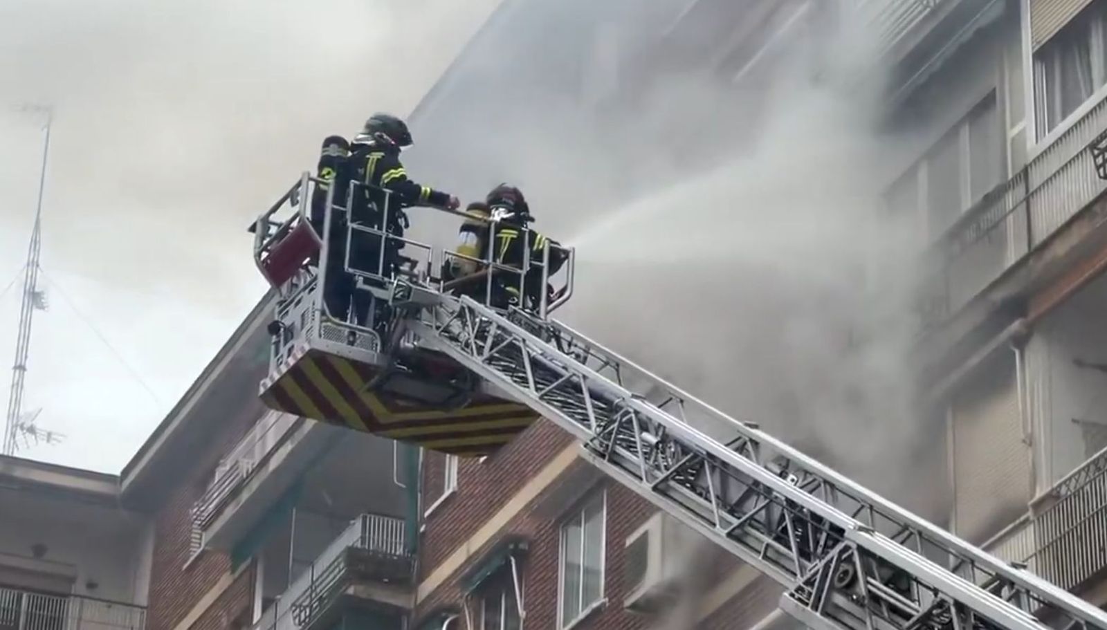 Bomberos rescatan a tres vecinos de una casa incendiada en la avenida del Manzanares