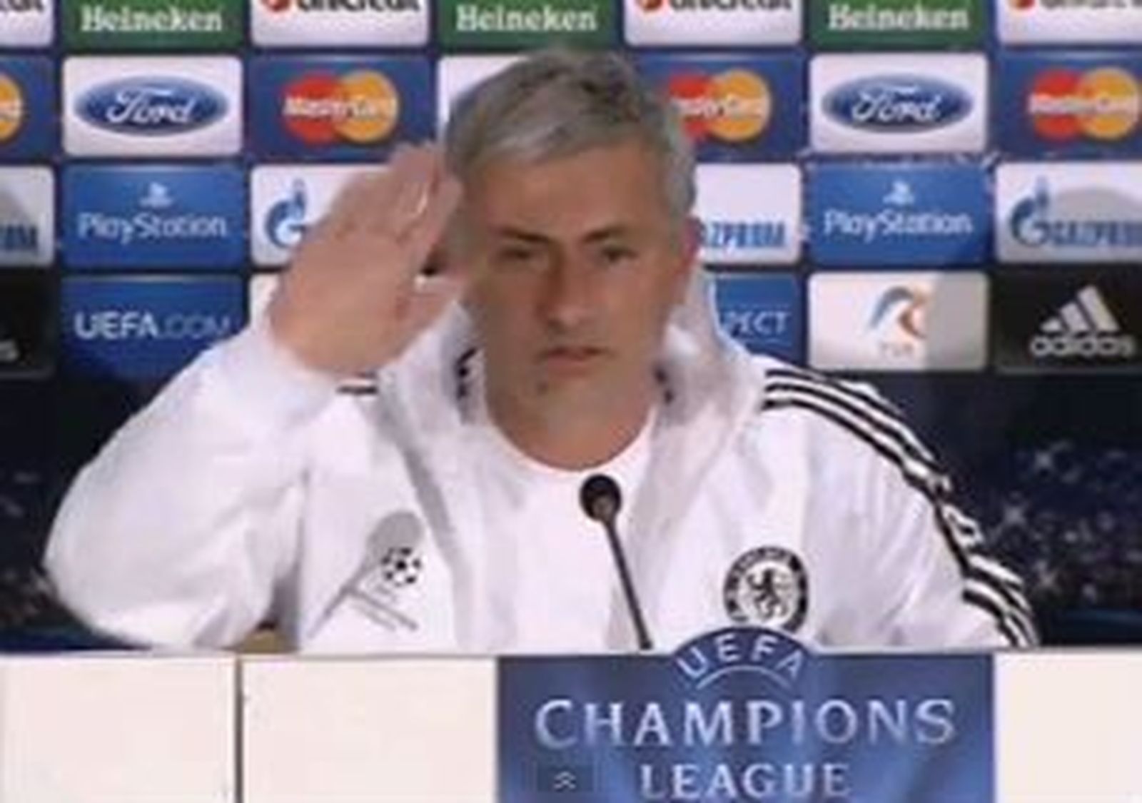 Mou se enfada con la prensa inglesa