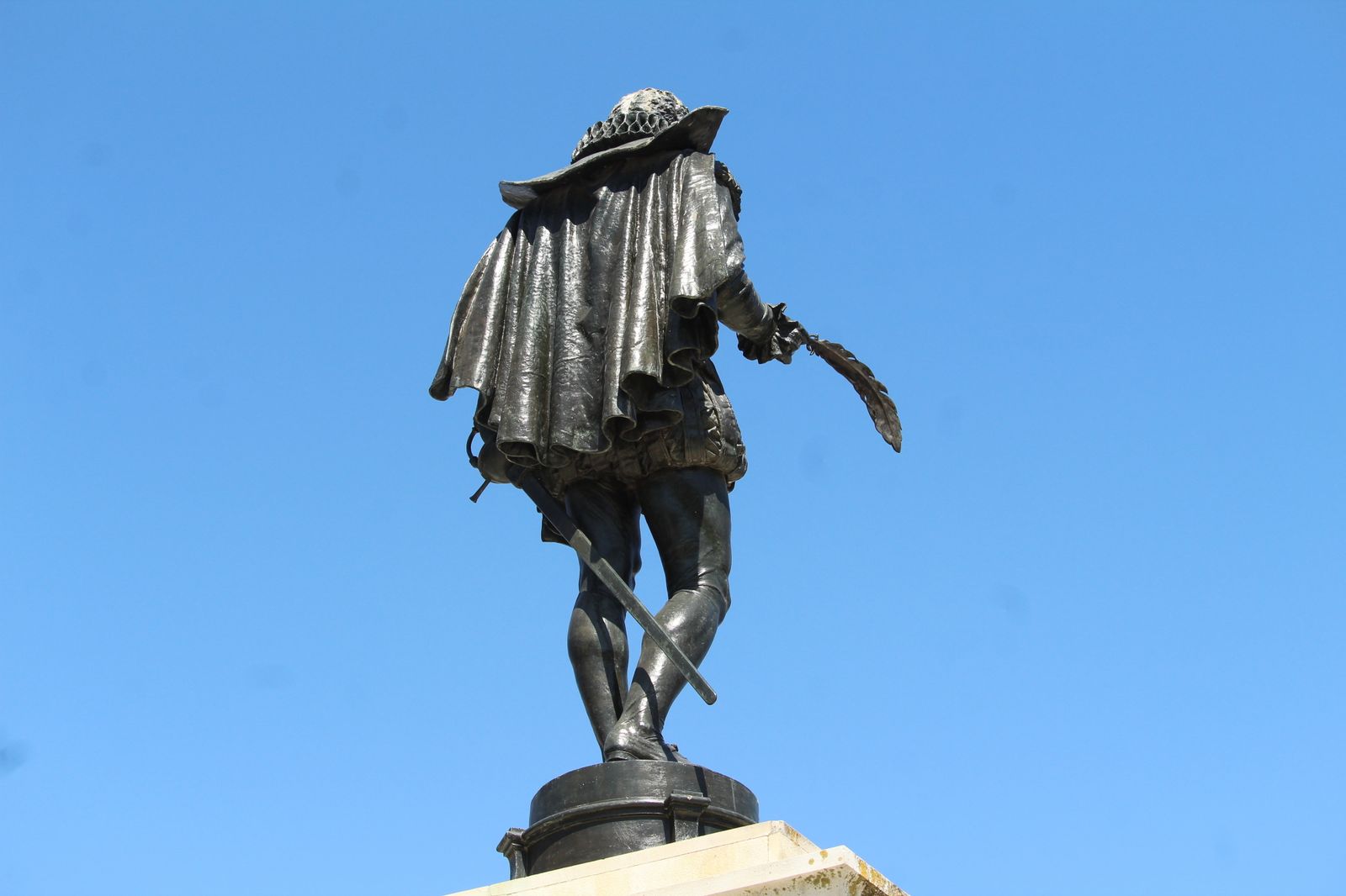 Estatua de Miguel de Cervantes en Alcalá de Henares con la pluma repuesta