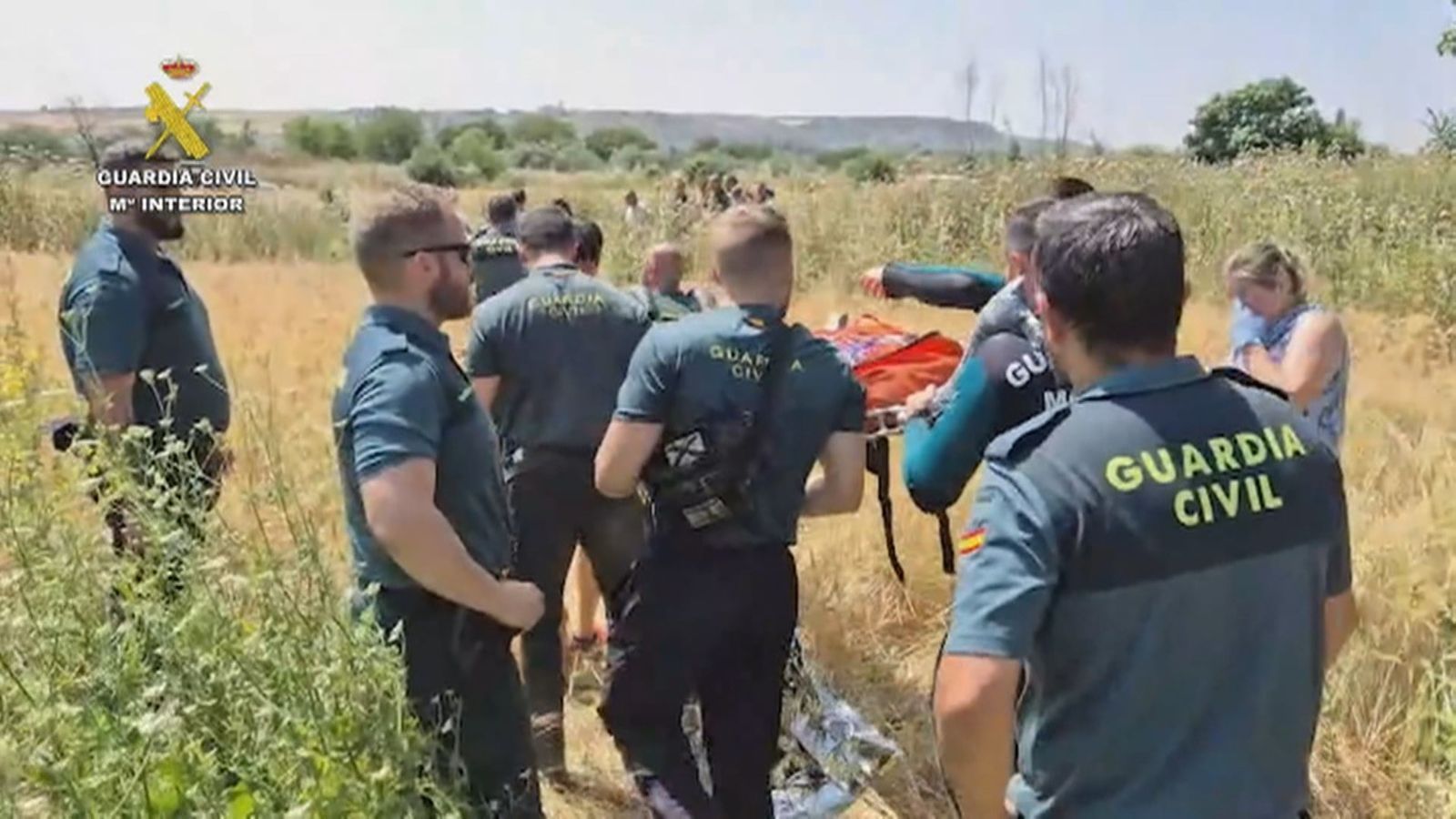 La Guardia Civil trasladando a la anciana localizada para su evaluación médica