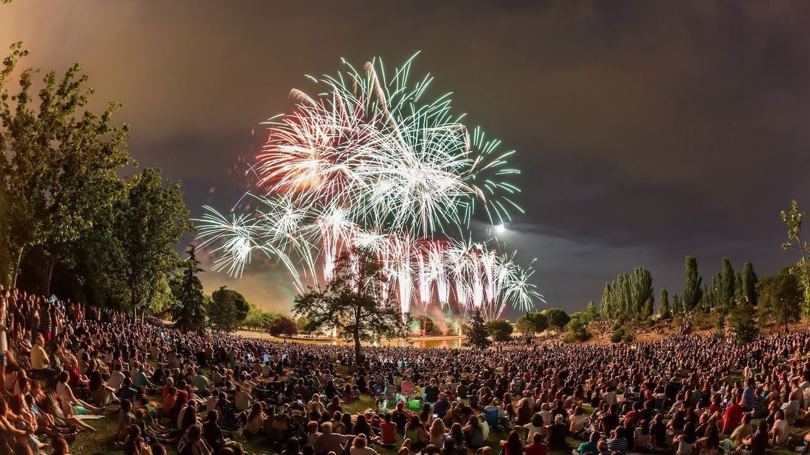 Asistentes a un castillo de fuegos artificiales