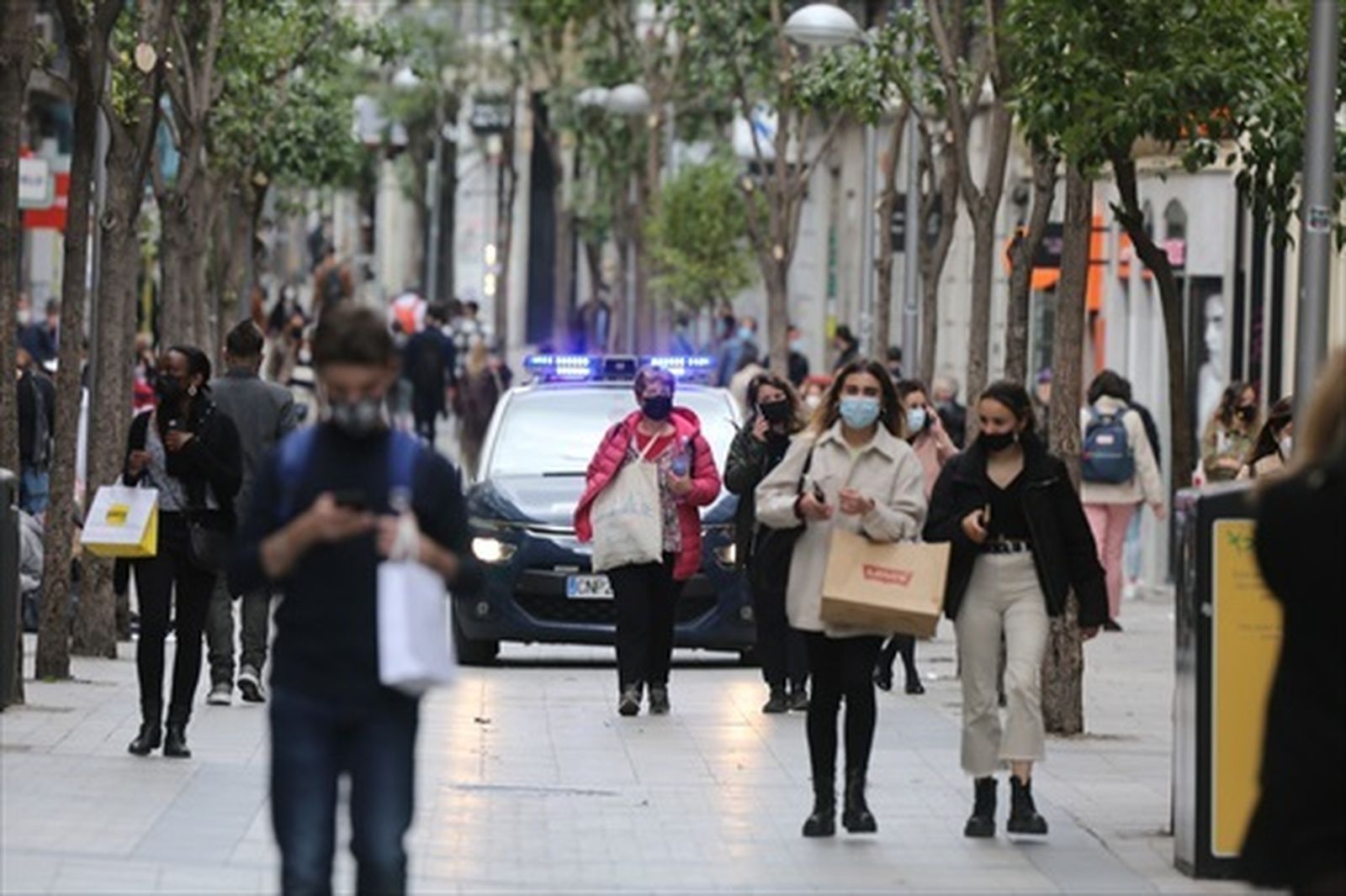 Varias personas caminan por la calle Fuencarral