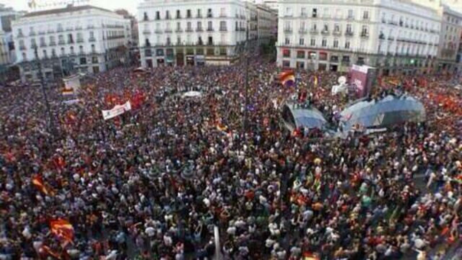 Abarrotan la Puerta del Sol al grito de "España mañana será republicana"