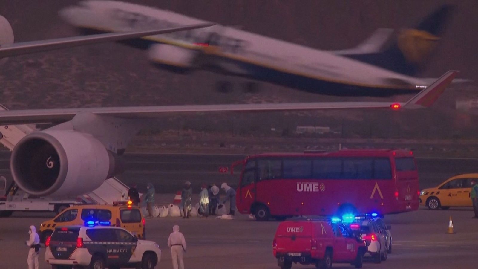 Nuevas críticas al protocolo de seguridad en el desembarco en Tenerife de los pasajeros del 'Hondius'