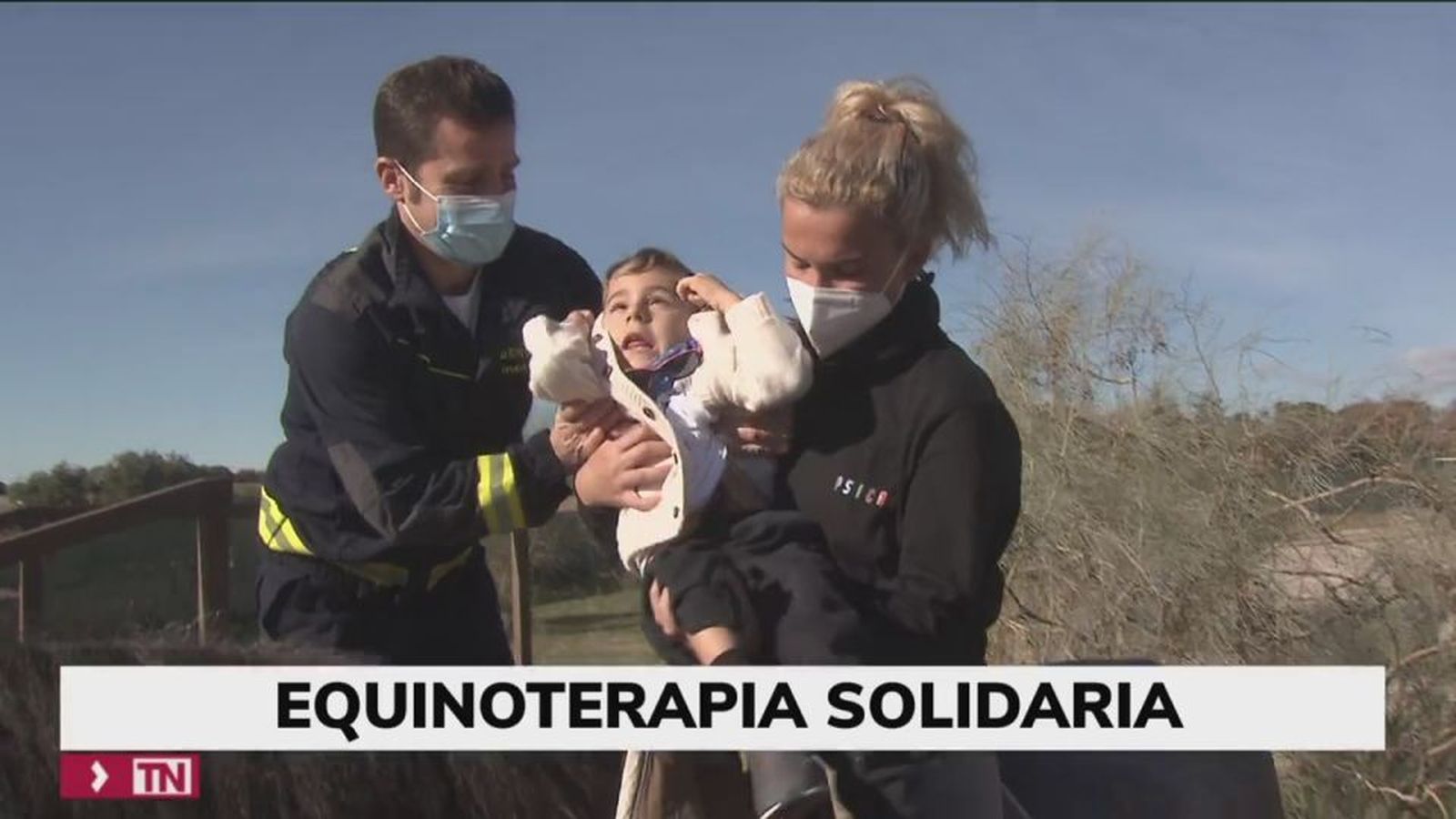 Los bomberos de Madrid ponen a la venta su calendario 2022 para recaudar fondos para niños que reciben terapias