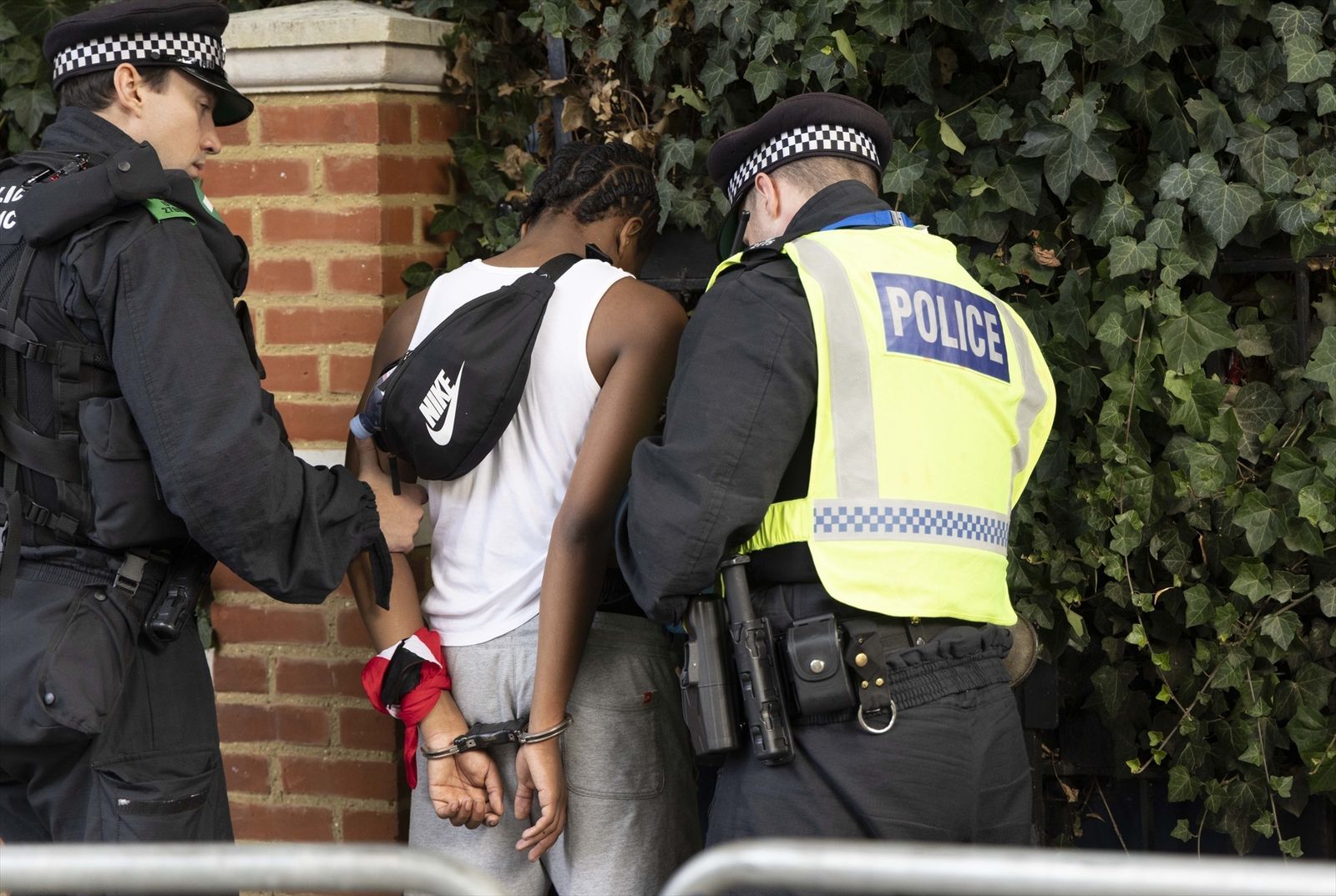 La policía detiene a un hombre durante la celebración del Carnaval de  Notting Hill en Londres