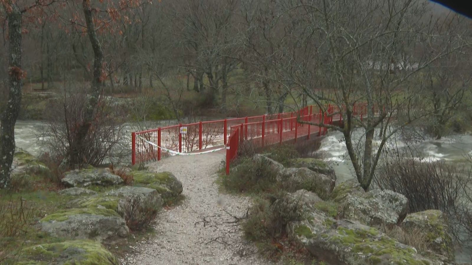 La crecida del río Lozoya mantiene en vilo a los vecinos de varios pueblos