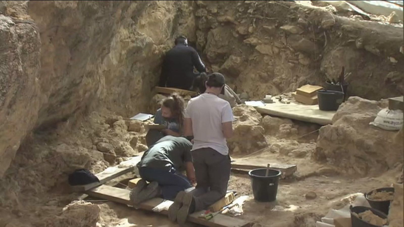Unas 500 personas se convierten en arqueólogos por un día en Pinilla del Valle