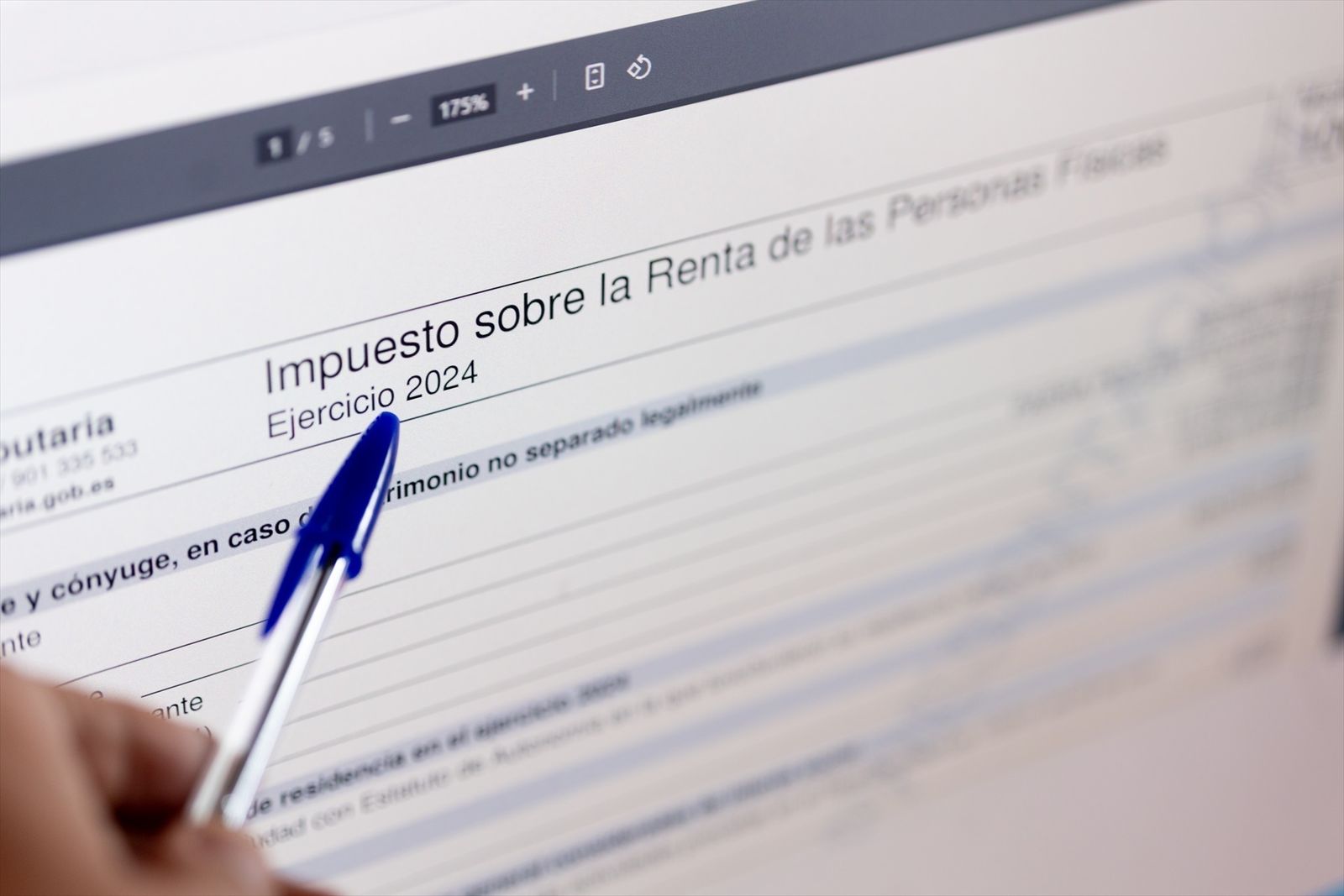 Una persona cumplimenta la declaración de la Renta 2024