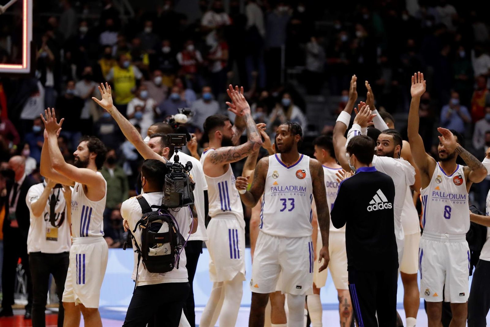 Los jugadores del Real Madrid celebran su victoria ante el Lenovo Tenerife, en el partido de semifinales de la Copa del Rey