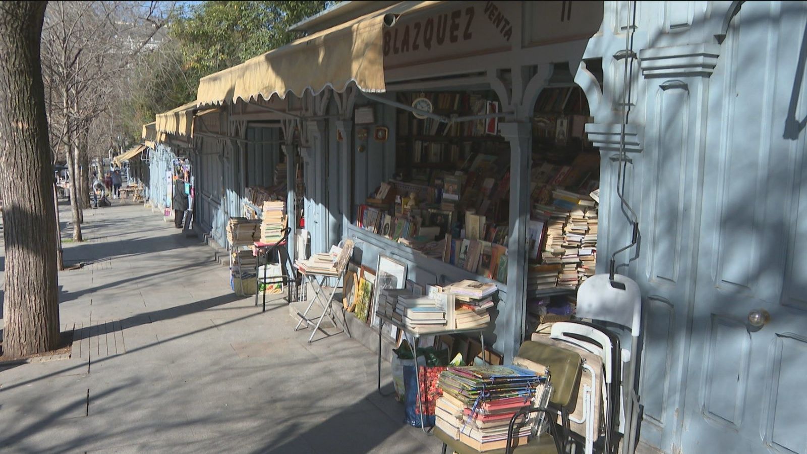 Se buscan libreros para tres casetas de la Cuesta de Moyano