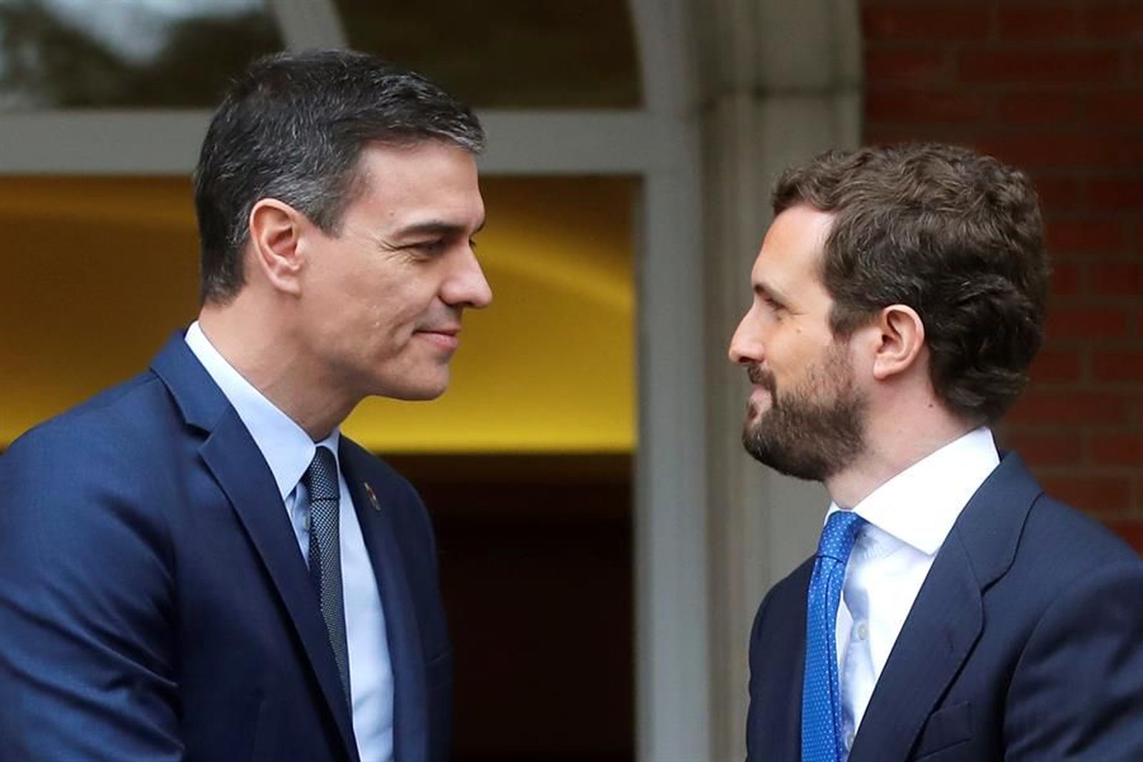 Sánchez y Casado se reúnen por primera vez desde la investidura