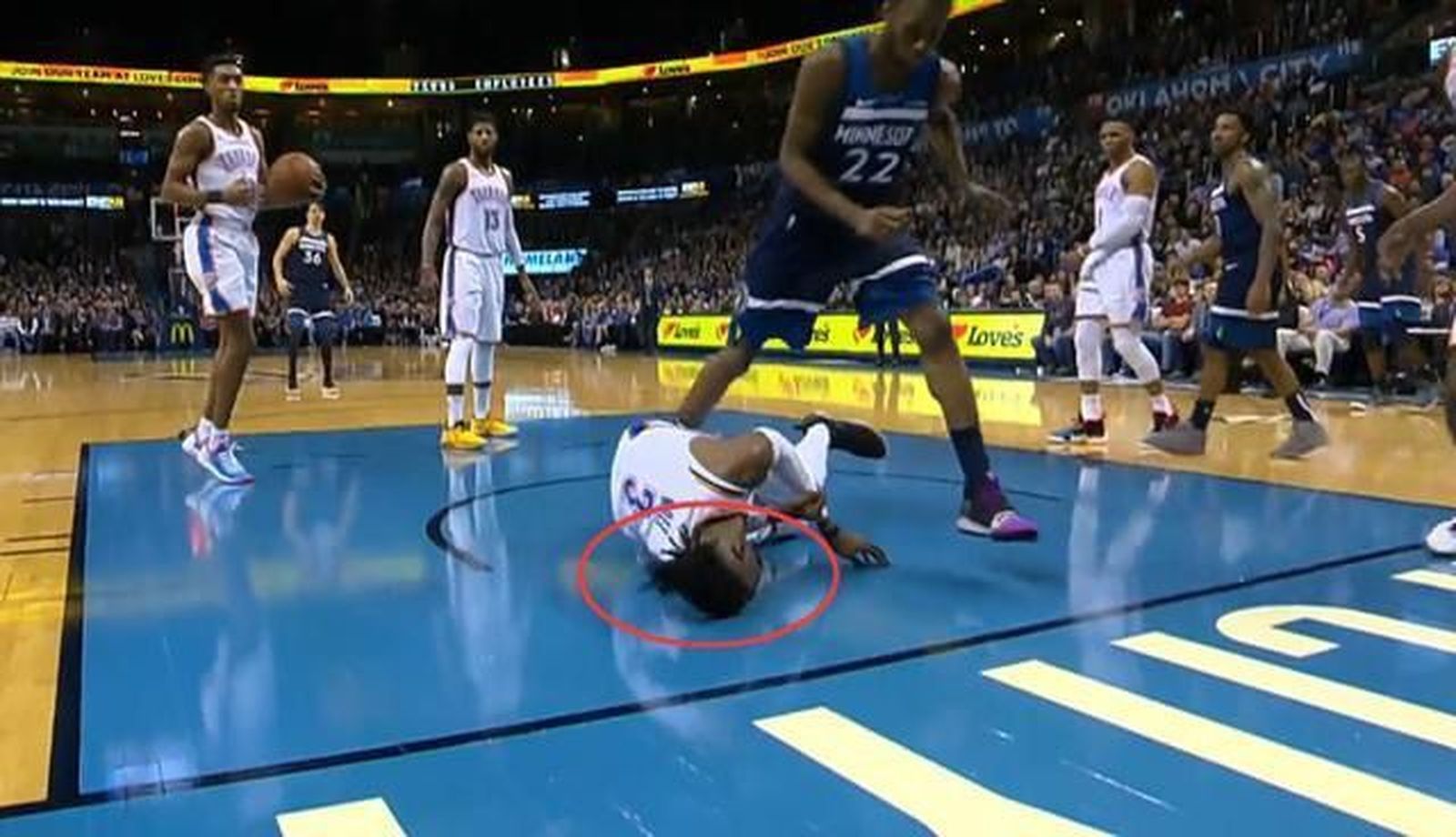 Brutal golpe de Nerlens Noel