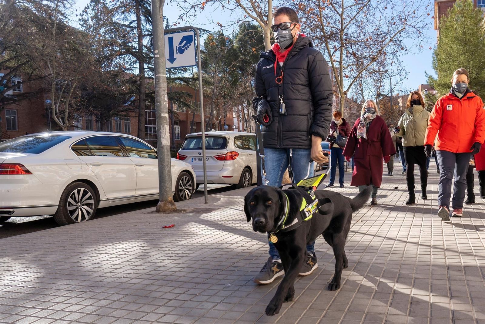 La primera persona ciega y sin manos del mundo en contar con un perro guía
