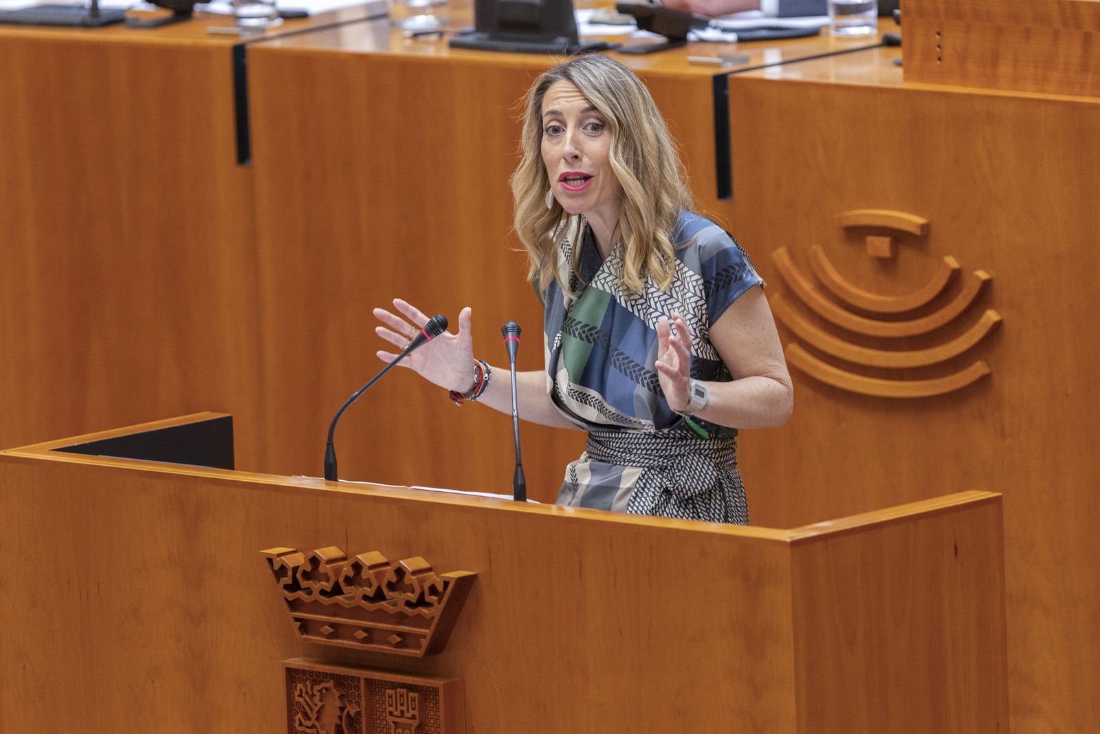 La candidata del PP a la presidencia de la Junta de Extremadura, María Guardiola interviene en la segunda sesión del debate de su investidura,