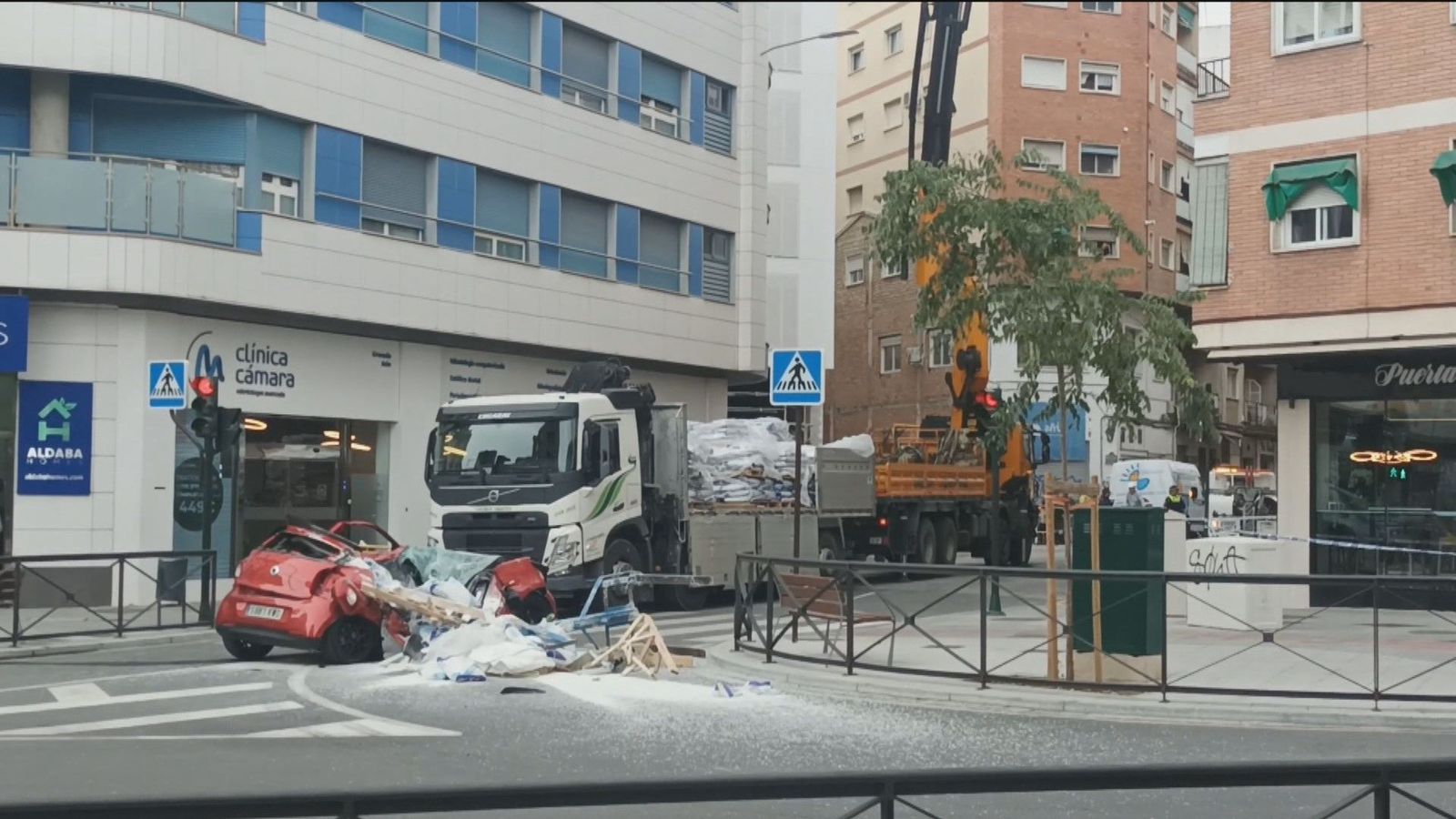Una conductora, indemne tras precipitarse en Granada un palé de cemento sobre su vehículo