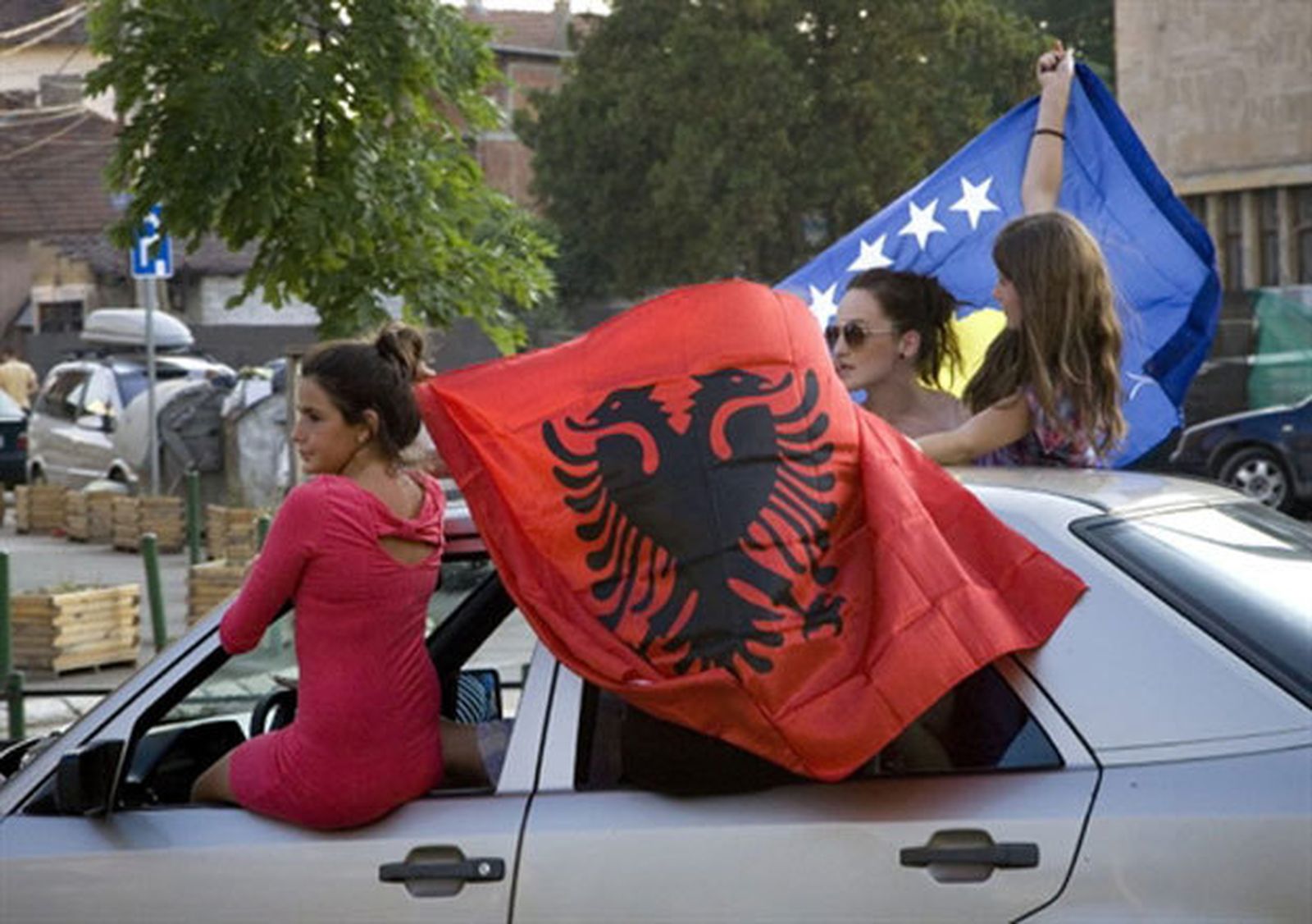 Albanos Kosovares con banderas