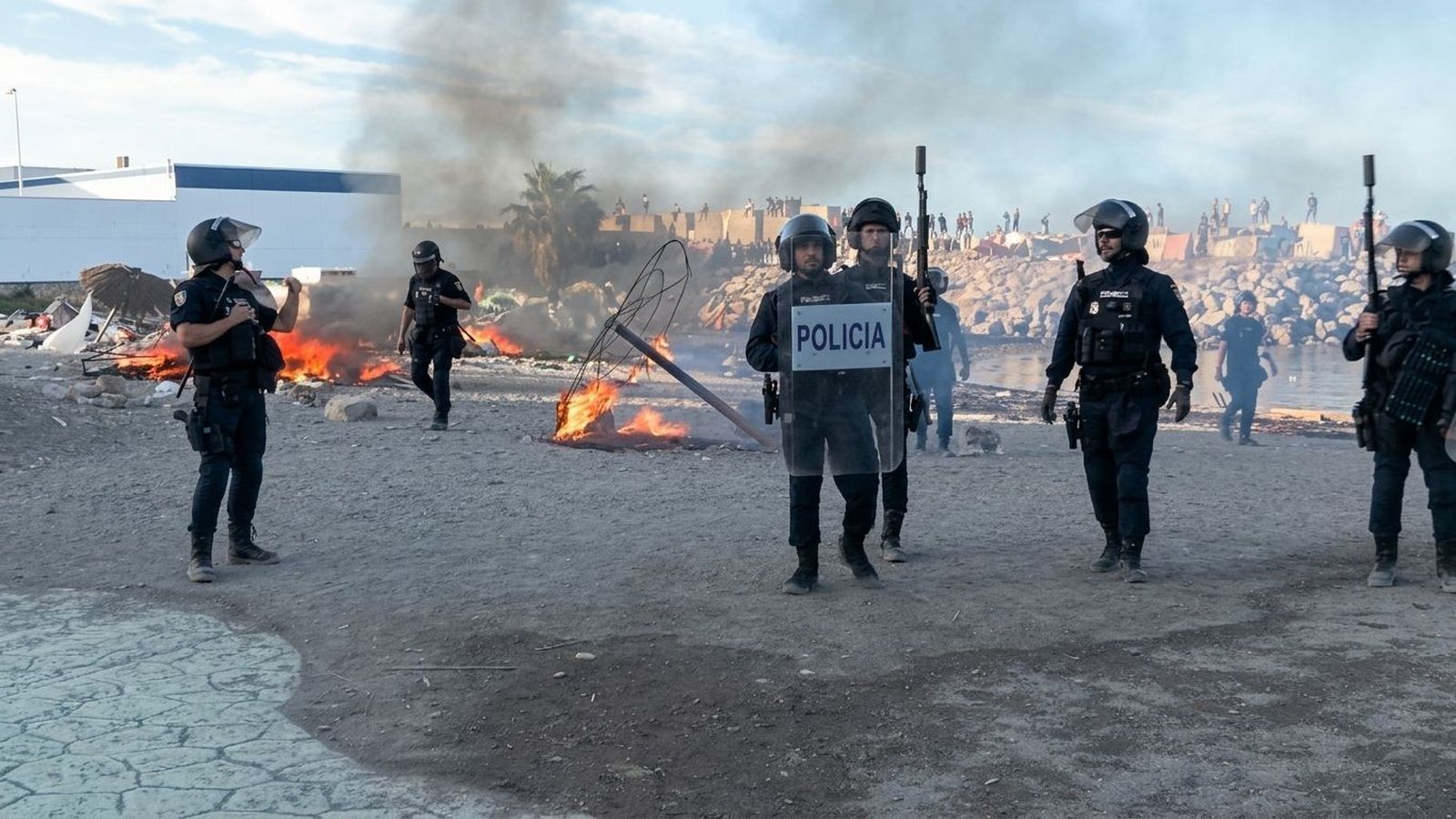 Antidisturbios de la Policía Nacional en una playa de Ceuta
