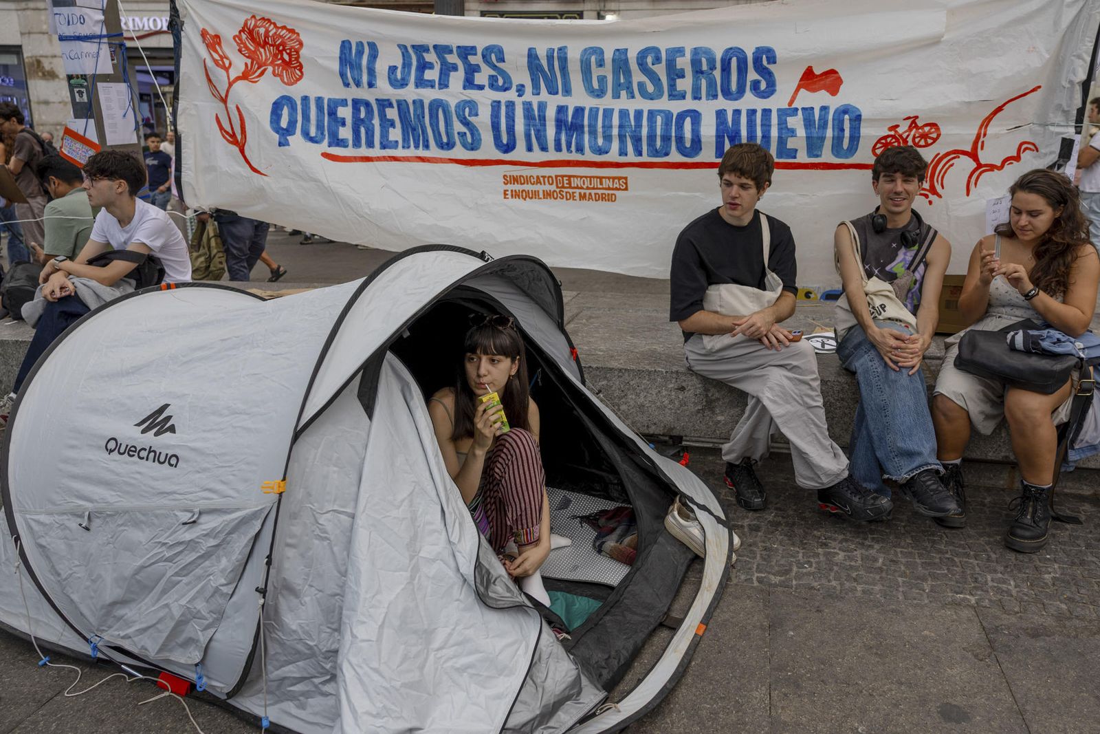 Personas acampadas en Sol por la vivienda