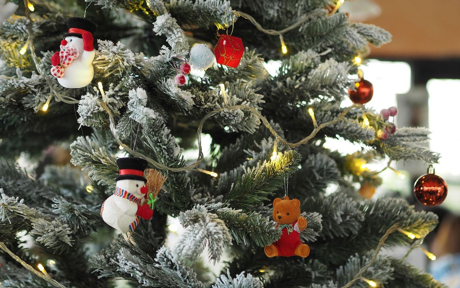 Cómo nevar un árbol de Navidad de forma casera