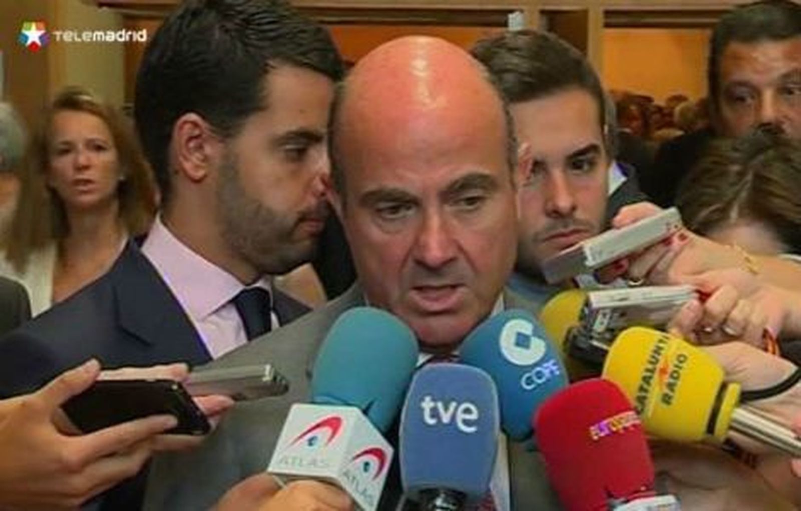 De Guindos dice que las previsiones de PIB y paro mejorarán en 2013 y 2014