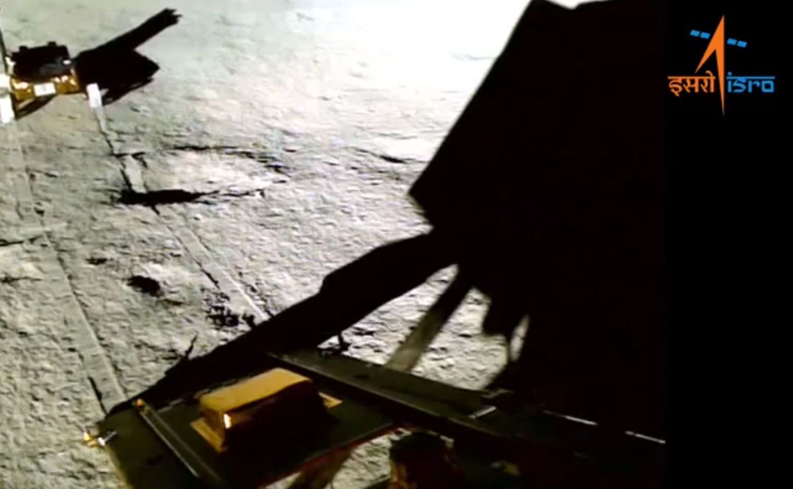 El rover Pragyaan cerca de la sonda descenso lunar