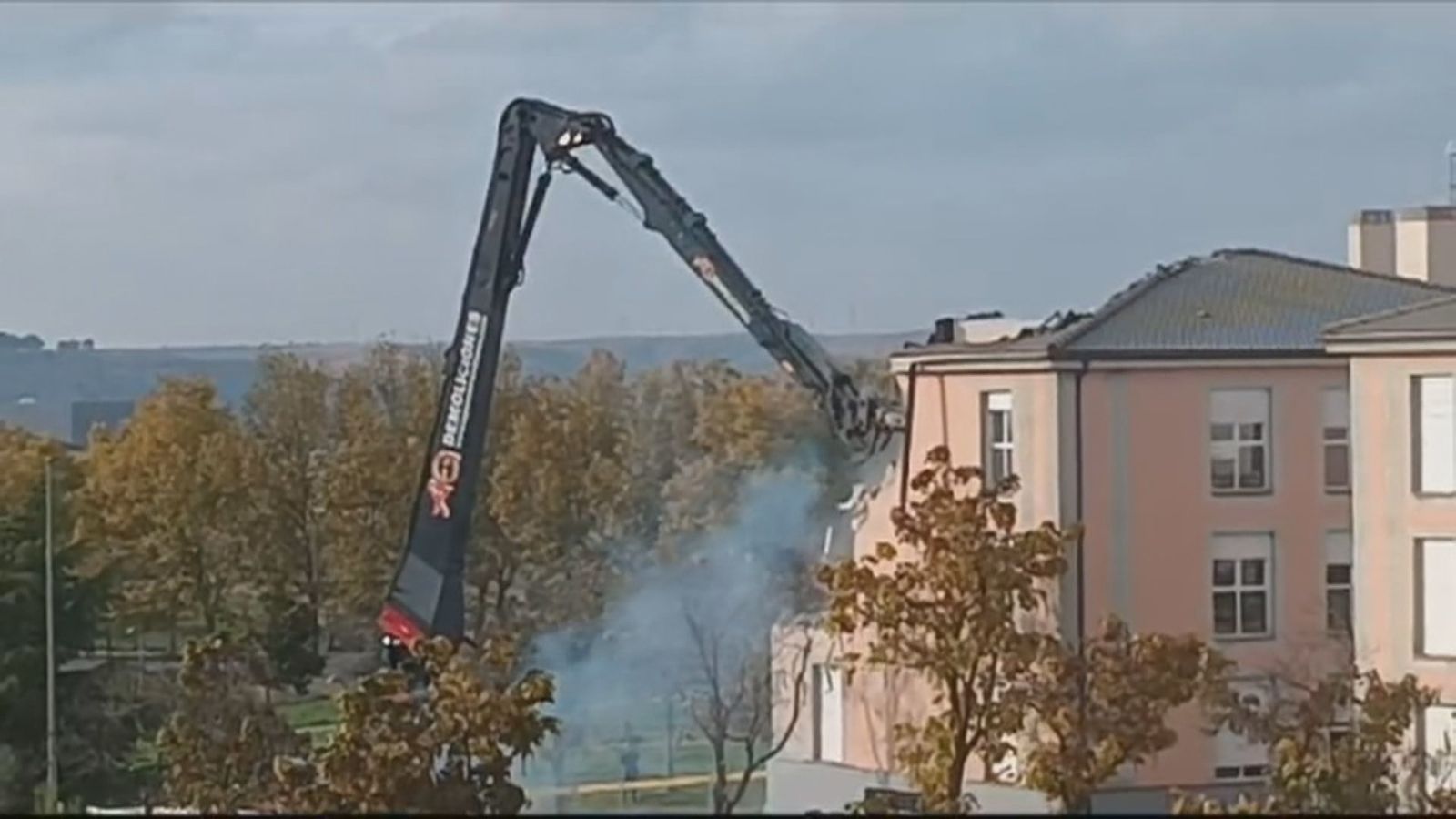 Comienzan las obras de demolición  del edificio que fue desalojado hace casi un año en Aranjuez tras la aparición de un socavón