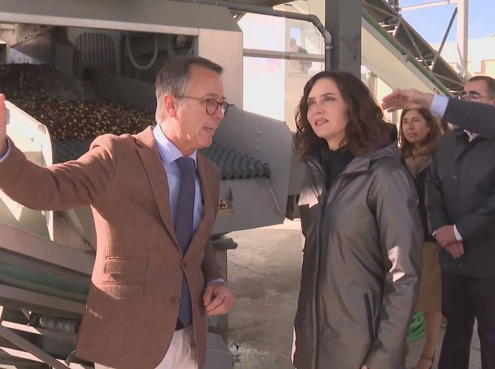 Ayuso visita una almazara de Villaconejos donde destaca la calidad de los productos agrícolas madrileños