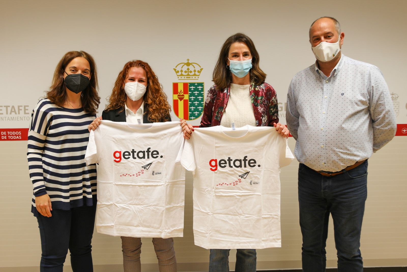 Ana y Natalia, junto a la alcaldesa y el concejal de Deportes de Getafe