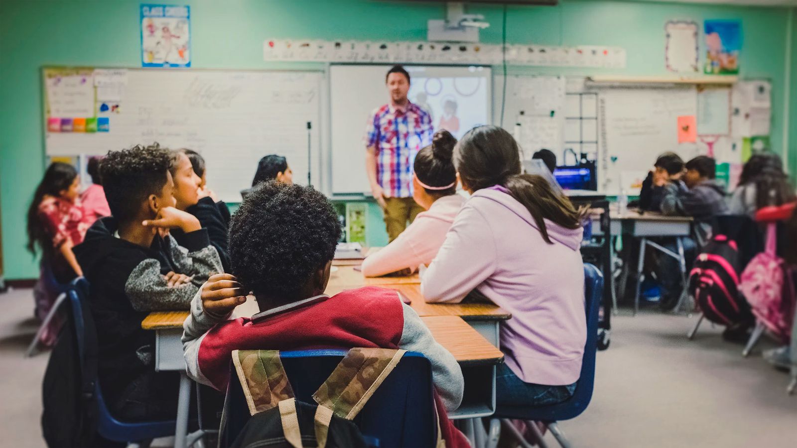 Alumnos atentos a la explicación de su profesor