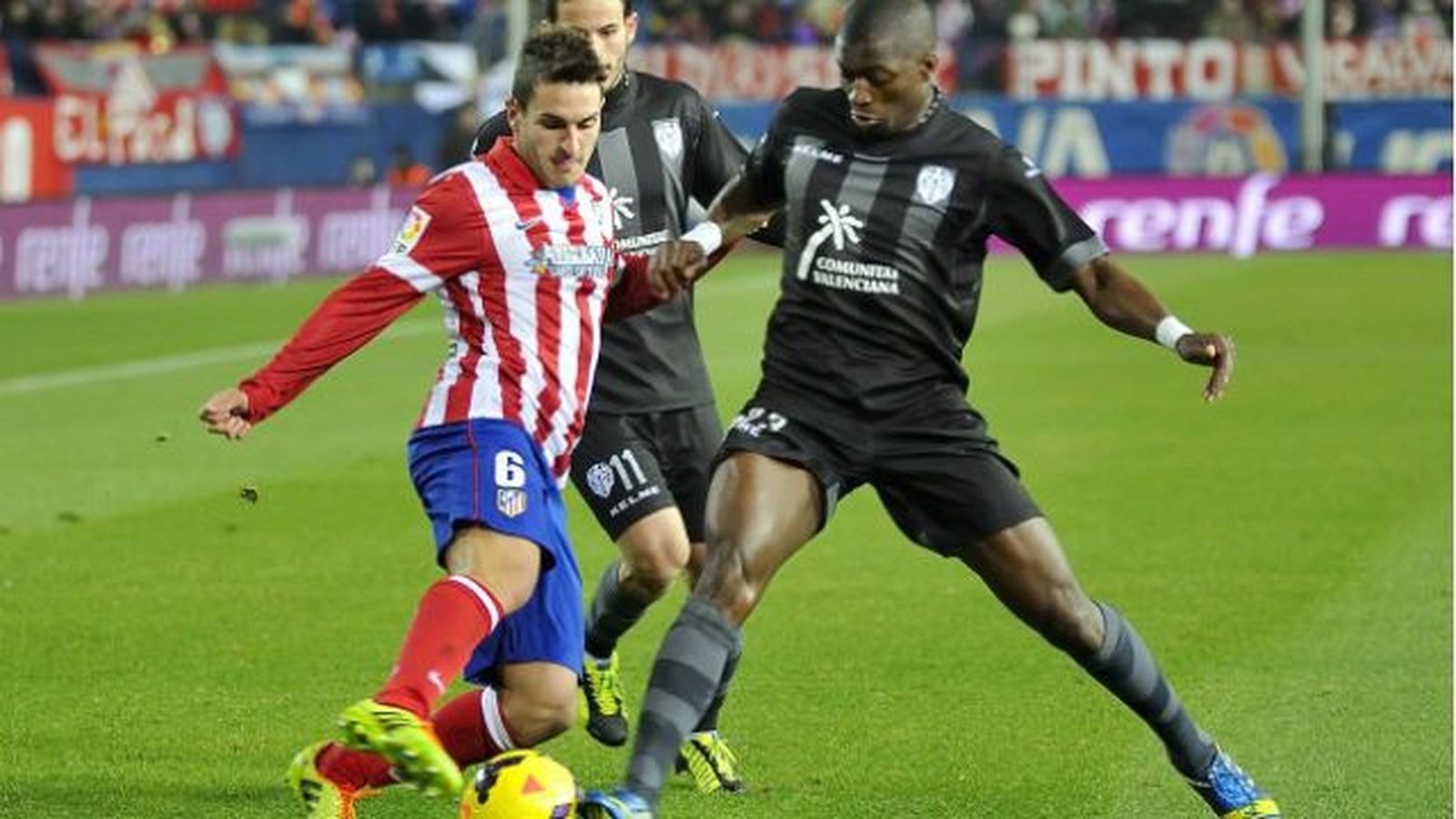 El Atlético retoma la carrera por la 'Champions' y el liderato