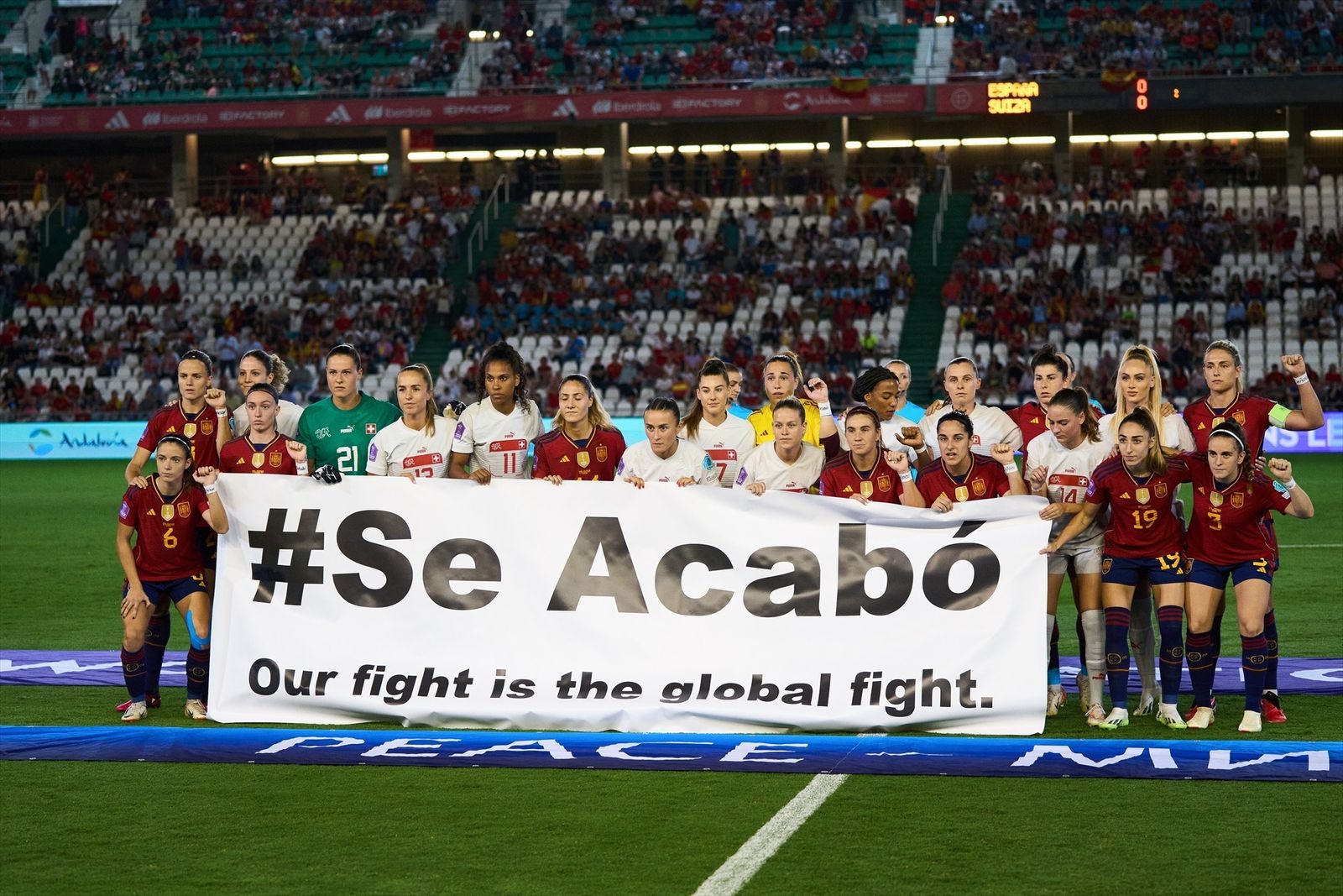 Las futbolistas de España y Suiza sostienen una pancarta con el lema "Se acabó"