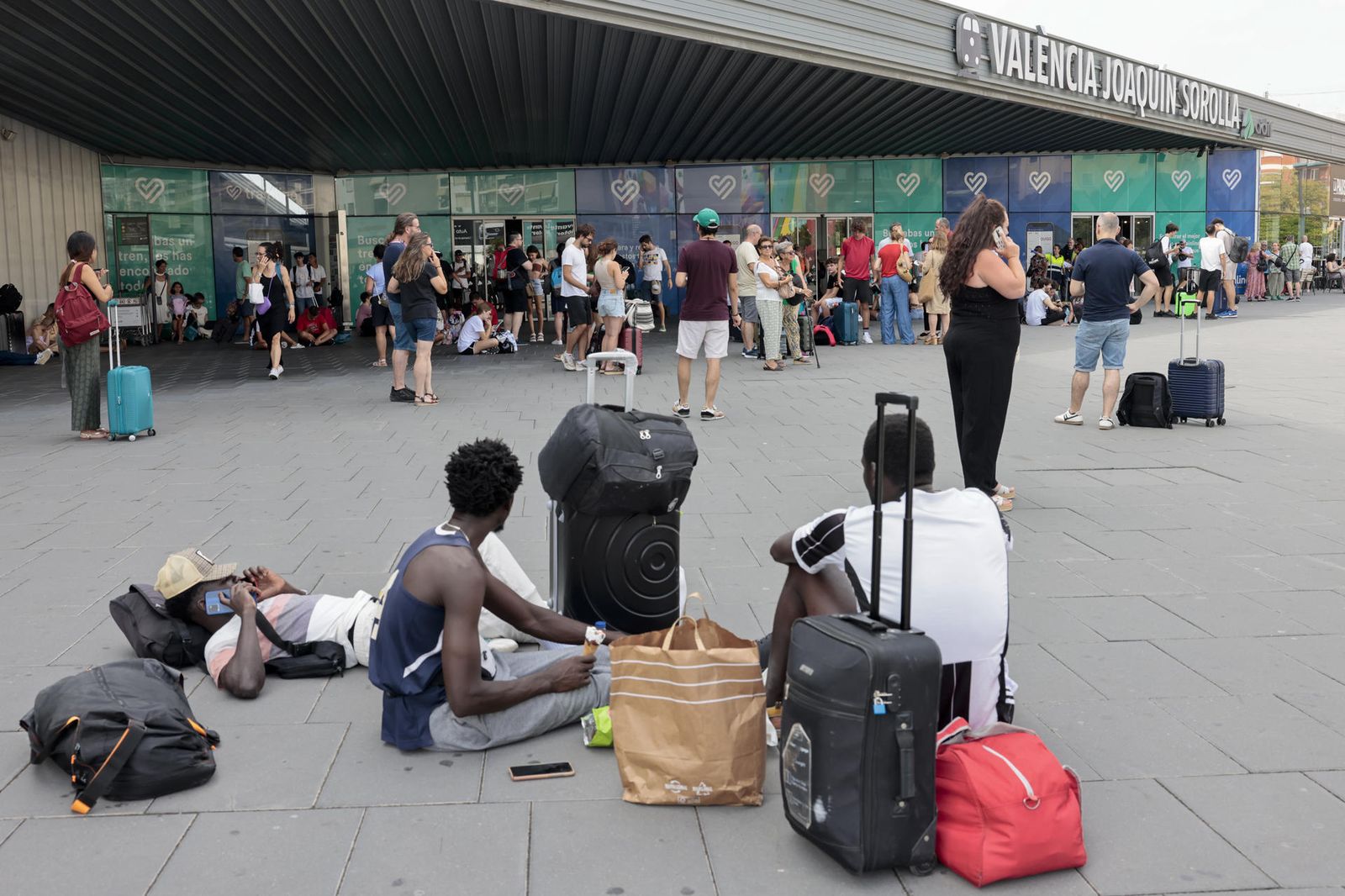 Viajeros del AVE esperan en el exterior de la estación de Valencia