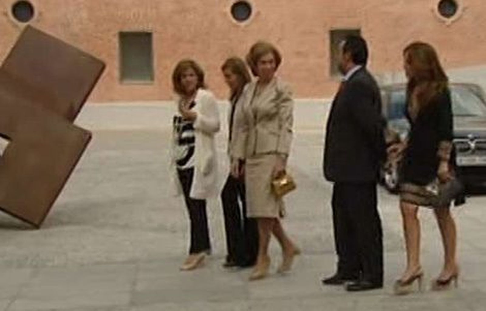 La Reina inaugura una muestra de arte contemporaneo de la ONCE