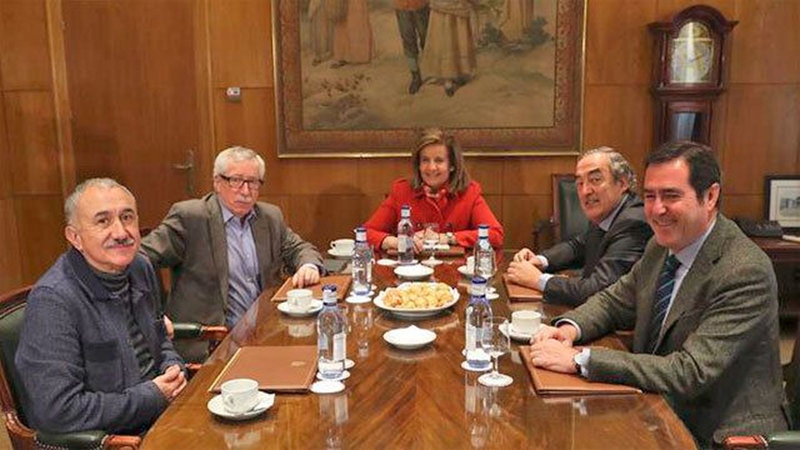 Báñez: Las pensiones subirán un 0,25% en 2017 y abrirá una mesa de trabajo en enero