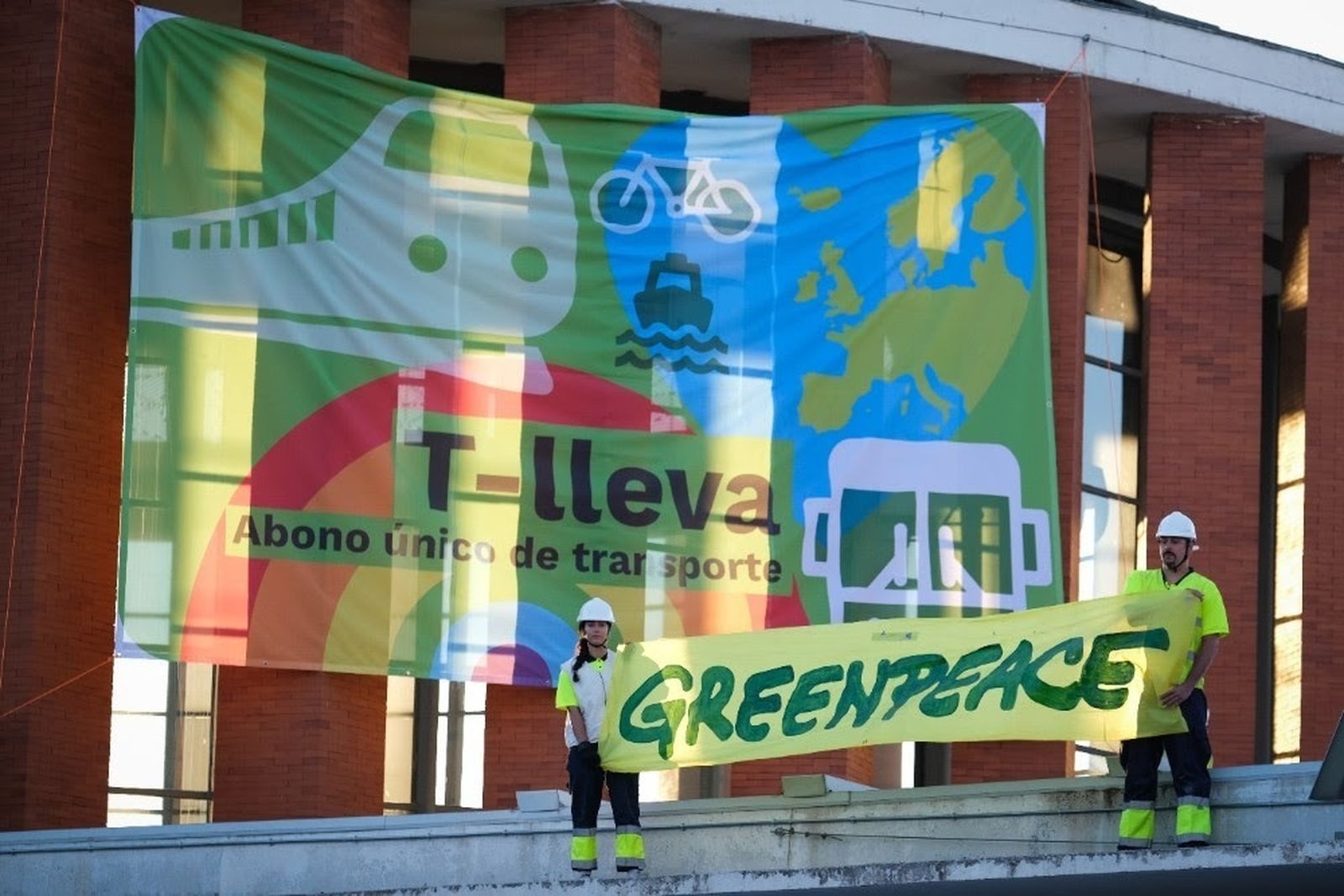 Greenpeace despliega una pancarta para reclamar un abono de transporte nacional
