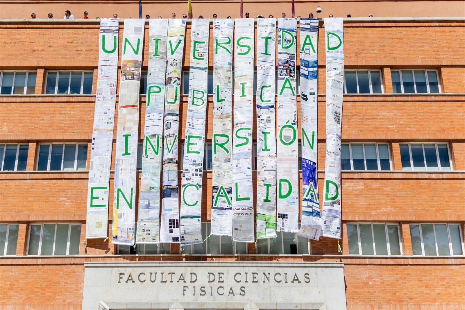Mural elaborado con trabajos científicos desplehgado en la Facultad de Ciencias Físicas
