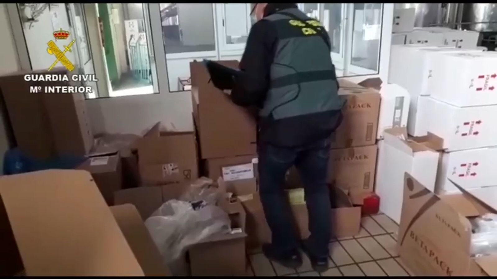 Han sido inmovilizados 12.800 kilos de aceite de oliva, 856 kilos de  miel y 200 kilos de aceitunas encurtidas en una almazara de Murcia