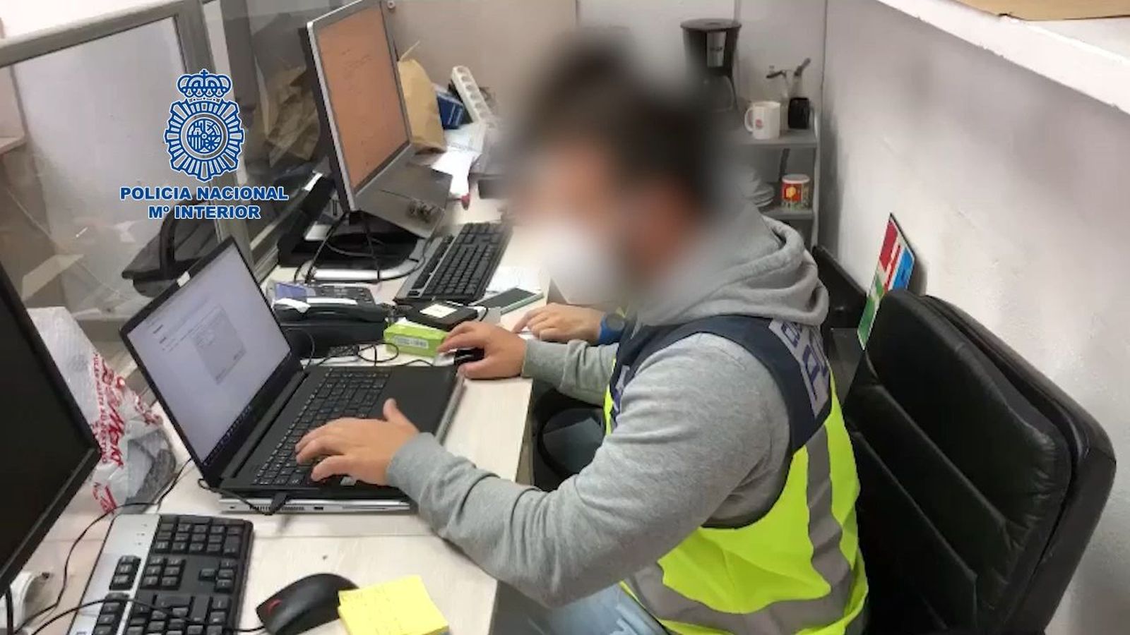 Detenidos los responsables de un 'call center' que engañaban para que llamaran a teléfonos premium