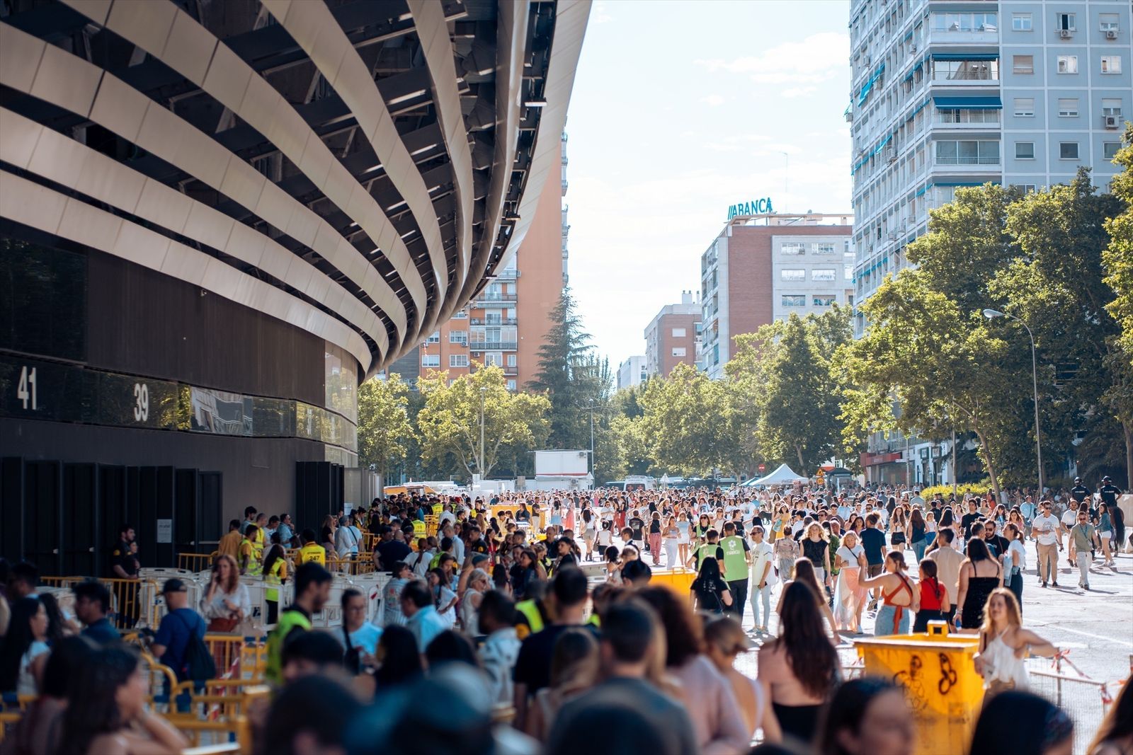 Fans de Taylor Swift en las inmediaciones del Estadio Santiago Bernabéu