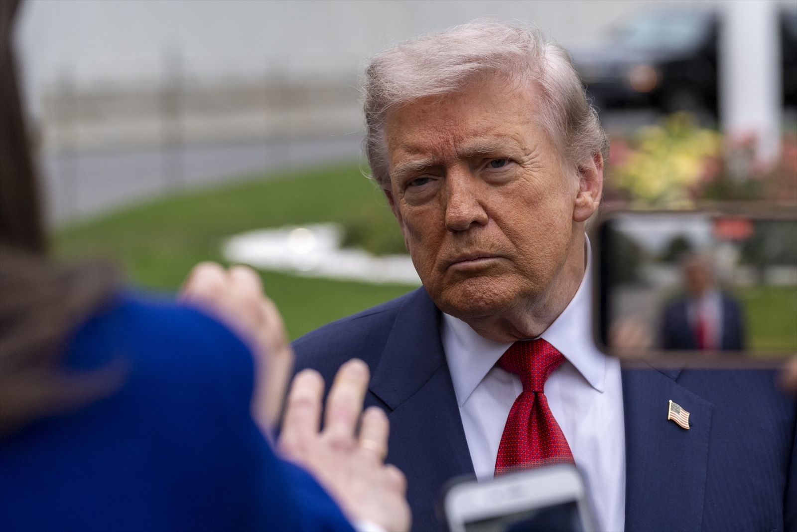 Donald Trump atiende a prensa