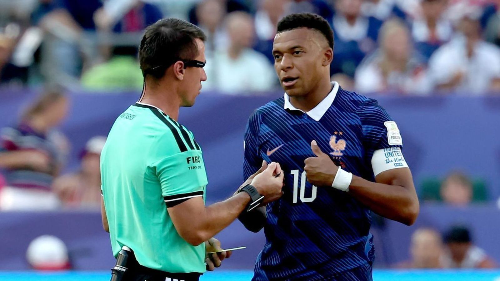 El Real Madrid, molesto con los insultos racistas a Mbappé